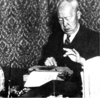 ▲ 각국 지도자들과 외교관등에게 보내는 편지는 직접 타이핑쳤던 이승만 대통령. 이 타이프라이터는 독립운동때부터 수십년 쓰던 것으로 경무대서도 4.19때까지 사용했다.