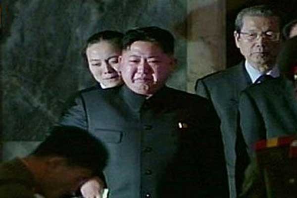 ▲ 김정일 장례식 때 김정은의 모습. 최근에는 [마식령 스키장] 공사장이 붕괴되는 바람에 울고 있다고 한다.