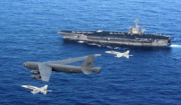▲ 서태평양에서 만난 핵추진 항공모함 니미츠호와 B-52H 전략폭격기.