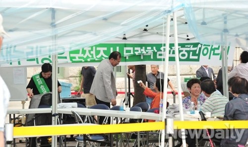 ▲ 2일 서울시청 광장에 설치된 민주당 천막 당사가 텅텅 비어있다. ⓒ 이미화 기자