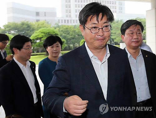 ▲ 민주당 의원들이 남북정상회담 대화록에 대한 검찰 수사를 막기 위해 지난 1일 서울 서초구 서초동 대검찰청에 들어서고 있다. ⓒ연합뉴스