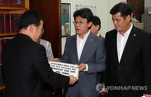 ▲ 친노 핵심으로 꼽히는 민주당 진성준 의원이 지난달 30일 국회 의안과에서 대화록 실종 사건에 대한 특검법 발의문을 제출하고 있다. ⓒ연합뉴스