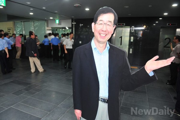 ▲ 시청 청원경찰들이 시의원들의 출입을 막고 있다.