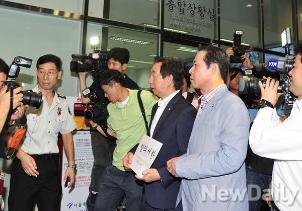 ▲ 새누리당 국회의원 6명과 같은 당 소속 서울시의원 20명은 2일 서울시청을 방문했다. 최근 일어난 서울시 발주 공사현장 사고와 관련해 서울시장 박원순에게 항의하기 위해 방문한 것. 하지만 서울시장 박원순은 지하철 9호선 공사현장을 점검한다며 오전 일찍 시장실을 비웠다.ⓒ 이종현