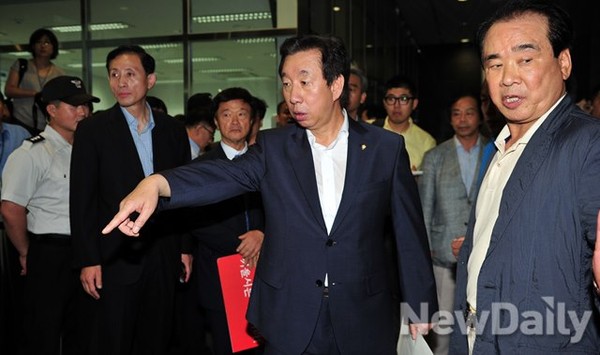 ▲ 새누리당 국회의원 6명과 서울시의원 20명은 2일 서울시청을 방문했다. 최근 일어난 서울시 발주 공사현장 사고와 관련해 박원순 서울시장에게 항의하기 위해 방문한 것. 하지만 박원순 시장은 지하철 9호선 공사현장 등을 점검한다며 오전 일찍 시장실을 비웠다. 사진 가운데 김성태 의원.ⓒ 이종현