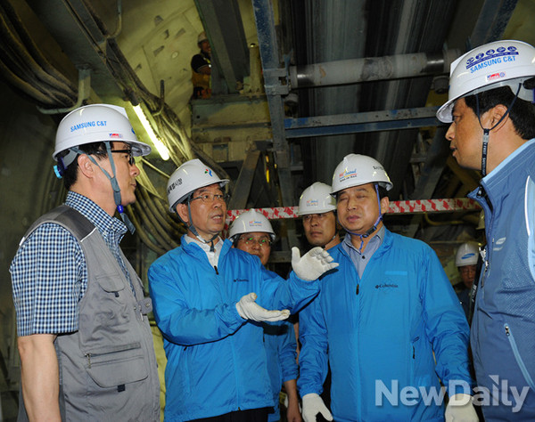 ▲ 새누리당 의원들이 서울시의 공사현장 사고를 지적하기 위해 방문한 2일 오전, 서울시장 박원순은 지하철 9호선 공사현장을 방문했다ⓒ서울시청