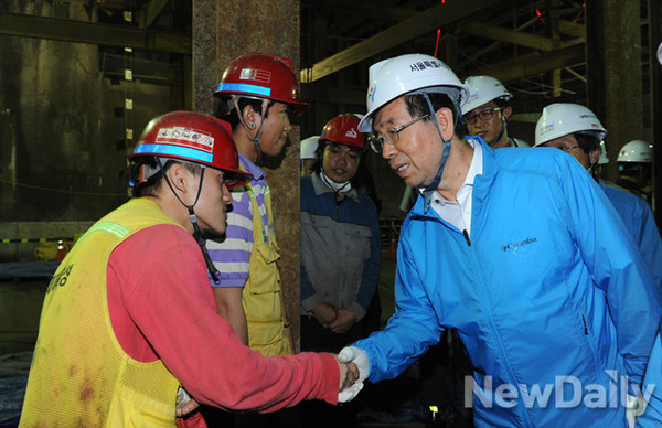 ▲ 새누리당 의원들이 서울시의 공사현장 사고를 지적하기 위해 방문한 2일 오전, 서울시장 박원순은 지하철 9호선 공사현장을 방문했다ⓒ서울시청