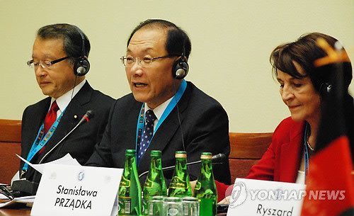 ▲ 황우여 새누리당 대표(가운데)가 2일(현지시간) 폴란드 바르샤바에서 열린 제10차 [북한자유이주민 인권을 위한 국제의원연맹(IPCNKR)] 회의에서 발언하고 있다.ⓒ연합뉴스