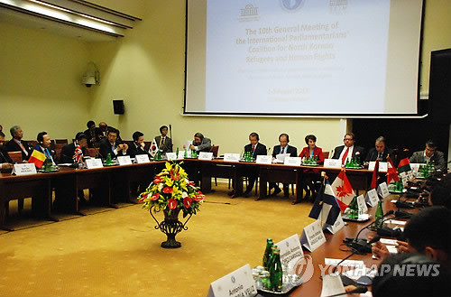 ▲ 황우여 새누리당 대표(가운데)등이 참석한 가운데 2일(현지시간) 폴란드 바르샤바에서 제10차 [북한자유이주민 인권을 위한 국제의원연맹(IPCNKR)] 회의가 열리고 있다.ⓒ연합뉴스