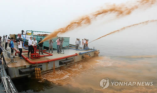 ▲ ▲ 포항시는 적조경보가 내려진 남구 장기면 양포항 앞바다에서 1일 황토 50여t을 살포했다. / 연합뉴스