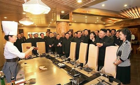 ▲ 김정은은 일반 주민생활과는 동떨어진 생활을 하면서도 '현지지도'를 다닌다.