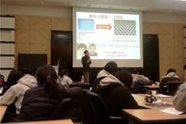 ▲ 나노기술분야 석학인 현택환 교수가 학생들에게 강의를 하고 있다.