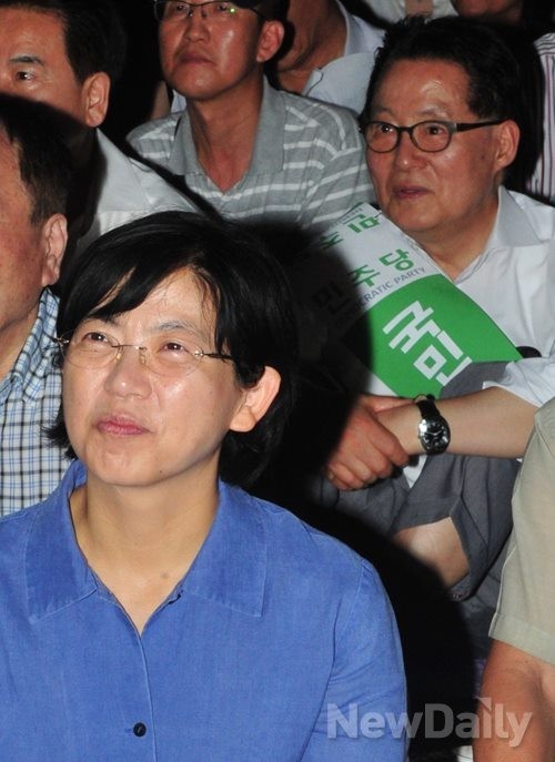 ▲ 3일 오후 서울 종로구 청계광장에서 통합진보당 대표와 민주당 의원이 [민주주의 회복 및 국정원개혁촉구 국민보고 대회] 후 열린 촛불 집회에서 참석해 공연을 보고 있다. ⓒ 이종현 기자