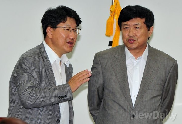 ▲  새누리당 간사와  위원장이 29일 오후 서울 여의도 국회에서 열린 국정원국정조사특별위원회 전체회의에서 대화하고 있다. ⓒ 이종현 기자