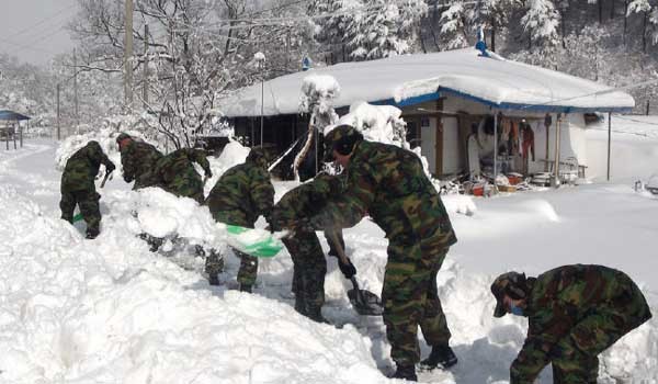 ▲ 사회에서는 눈 내리면 '스키장'이나 떠올리던 연예병사들은 전방부대에서 눈의 '무서움'을 느끼게 될 듯하다. 사진은 21사단 장병들의 제설작업 장면. [사진: 국방부 블로그].