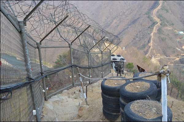 ▲ 중동부 전선에서 소총수로 근무할 연예병사들은 사진 속 계단 직접 체험할 수도 있다. 사진 속 저 끝에 보이는 곳부터 장병이 있는 곳까지 걸어 오르내려야 한다.