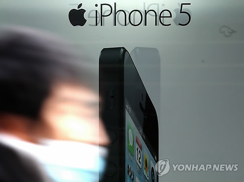 ▲ 서울 명동 한 이동통신회사 대리점에 걸려진 아이폰5 광고판