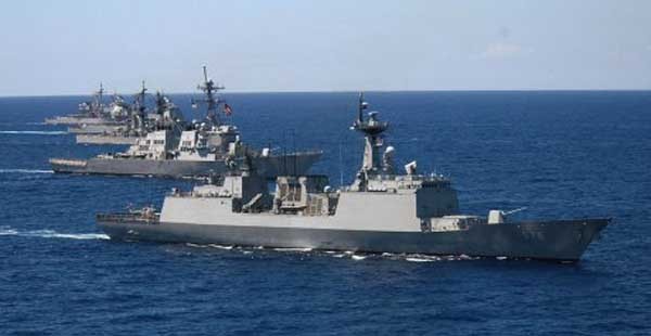 ▲ 한미 연합해상훈련의 한 장면. 맨 앞이 우리 해군의 이지스 구축함, 뒤에는 미해군 이지스 구축함이다.