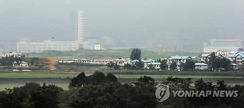 ▲ 경기도 파주시 공동경비구역(JSA) 대성동 마을에서 개성공단과 북한 기정동 마을이 보이고 있다. ⓒ 연합뉴스