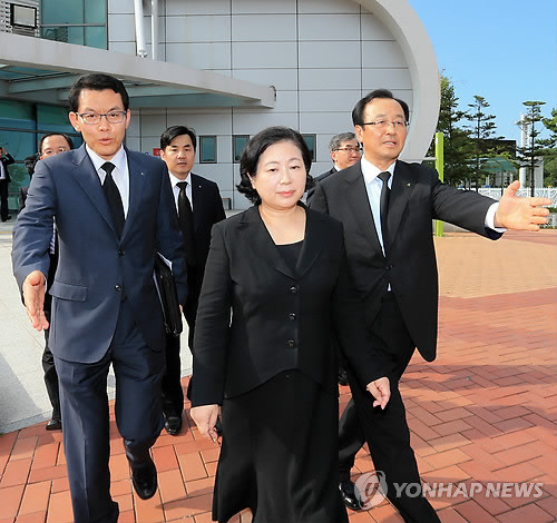 ▲ 금강산에서 열린 정몽헌 전 회장 10주기 추모식 참석을 위해 3일 오전 방북했다가 오후에 돌아온 현정은 현대그룹 회장이 동해선남북출입사무소를 나서고 있다.(연합뉴스)