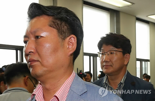 ▲ [저질 막말] 민주당 정청래 의원(좌)이 국정원 국정조사 특위 회의장에 들어서고 있는 모습. 오른쪽은 새누리당 간사인 권성동 의원. ⓒ연합뉴스