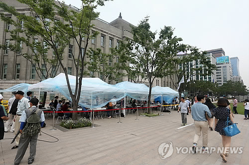 ▲ 2일 오후 서울광장 민주당 천막당사가 서울시청 구청사쪽으로 옮겨 설치돼있다. 민주당은 한 소비자단체가 3일 서울광장 전체에 대해 사용신고를 해 행사에 방해가 되지 않는 위치로 천막을 옮겼다.(연합뉴스)