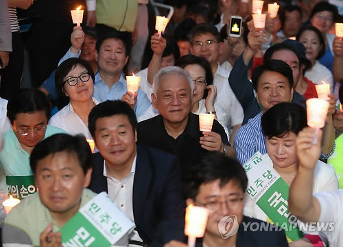 ▲ 김한길 민주당 대표가 3일 오후 서울 종로구 청계광장에서 참여연대 등 284개 시민사회단체로 구성된 '국정원 시국회의'가 개최한 제5차 국민촛불대회에 참가해 촛불을 흔들고 있다. (연합뉴스)