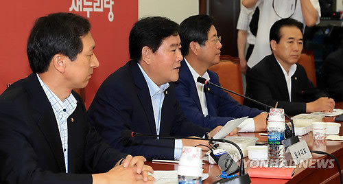 ▲ 최경환 새누리당 원내대표가 5일 국회 원내대표실에서 현오석 부총리 겸 기획재정부 장관 등이 참석한 가운데 열린 당정협의에서 올해 세법 개정안에 대해 논의하고 있다. ⓒ연합뉴스