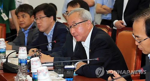 ▲ 현오석 부총리 겸 기획재정부 장관이 5일 국회 새누리당 원내대표실에서 최경환 원내대표와 김기현 정책위의장 등이 참석한 가운데 열린 당정협의에서 올해 세법 개정안에 대해 논의하고 있다. ⓒ연합뉴스