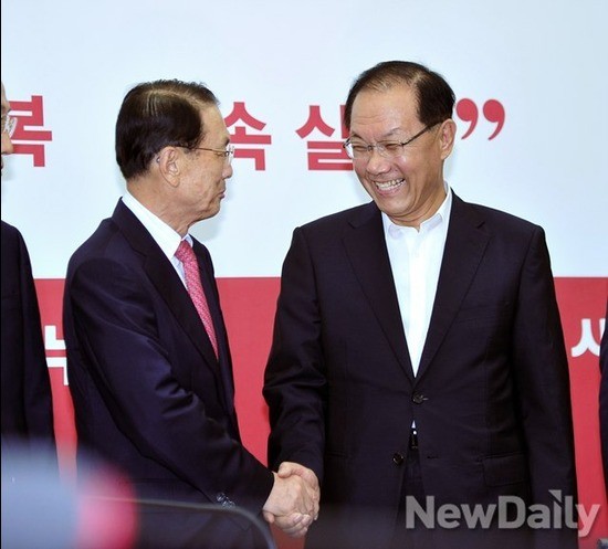 ▲ 5일 오후 국회 새누리당 대표실을 방문한  김기춘 신임 청와대 비서실장이 활짝 웃으며 황우여 대표와 인사를 나누고 있다. ⓒ이미화 기자