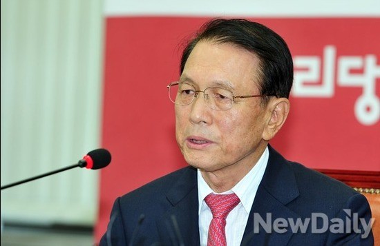 ▲ 5일 오후 국회 새누리당 대표실을 방문한 김기춘 신임 청와대 비서실장이 황우여 대표에게 당부의 말을 건네고 있다. ⓒ이미화 기자