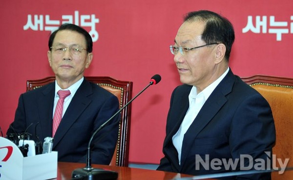 ▲ 왼쪽부터 김기춘 신임 청와대 비서실장 황우여 새누리당 대표위원