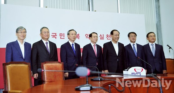 ▲ 왼쪽부터 윤창번 미래전략수석, 박준우 정무수석, 김기춘, 황우여, 홍경식 민정수석, 최원영 고용복지수석