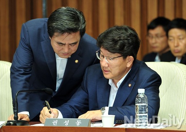 ▲ 왼쪽부터 새누리당 김태흠 의원, 권선동 간사