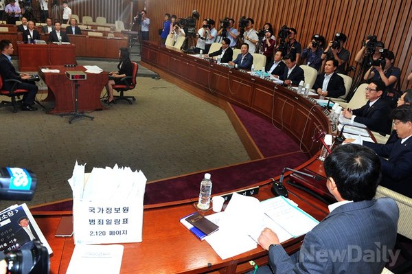 ▲ 신기남 국조특의 위원장 (오른쪽 아래)