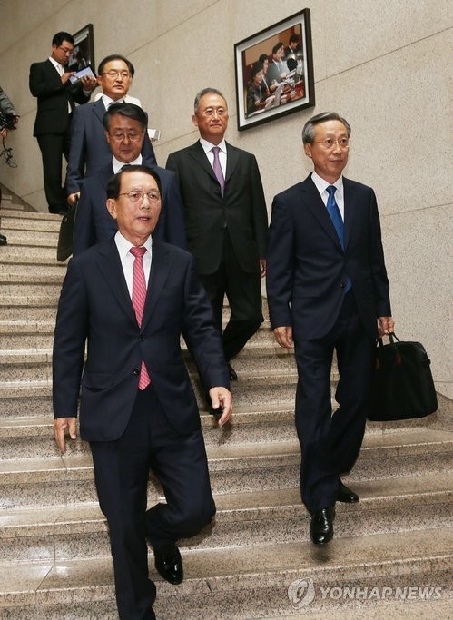 ▲ 김기춘 신임 청와대 비서실장이 5일 청와대 춘추관 기자회견장에서 인사 관련 소감을 발표한 뒤 박준우 정무수석, 홍경식 민정수석, 윤창번 미래전략수석, 최원영 고용복지수석과 춘추관을 나서고 있다. ⓒ연합뉴스