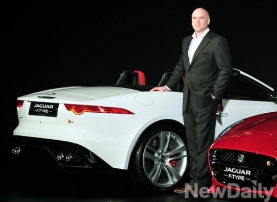 ▲ [올해의 자동차 디자인 상]을 수상한 재규어 [F타입] 출시 행사에서 포즈를 취하는 재규어랜드로버 코리아 데이비드 맥킨타이어 대표.