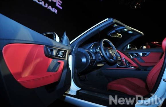 ▲ [올해의 자동차 디자인 상]을 수상한 재규어 [F타입] 출시 행사에서 포즈를 취하는 재규어랜드로버 코리아 데이비드 맥킨타이어 대표.