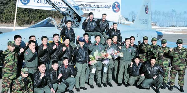 ▲ 2010년 12만 시간 무사고 비행을 기록했을 당시 205전투비행대대 부대원들.