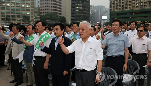 ▲ 민주당 김한길 대표와 당 관계자들이 6일 서울광장에서 열린 최고위원 국회의원 지역위원장 연석회의에서 선동을 벌이고 있다. ⓒ연합뉴스