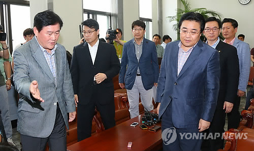 ▲ 국정원 댓글 의혹사건 국정조사 정상화를 위한 '여야 3+3 회동'이 4일 오후 국회 운영위원장실에서 열렸다. 최경환 새누리당 원내대표(왼쪽부터), 윤상현 원내수석부대표, 권성동 국정원 국조특위 간사, 전병헌 민주당 원내대표, 정성호 원내수석부대표, 정청래 특위 민주당 간사가 비공개 회의를 위해 자리를 옮기고 있다. ⓒ연합뉴스