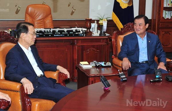 ▲ 김기춘 청와대 비서실장, 강장희 국회의장 (왼쪽부터)