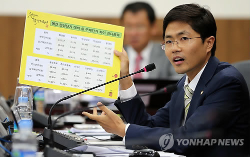 ▲ 민주통합당 김광진 의원이 지난해 10월9일 대전 유성구 군수사령부에서 열린 국회 국방위의 군수사령부 국정감사에 참석해 사령관에게 질문하고 있다.ⓒ연합뉴스