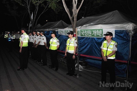 ▲ 7일 오전 1시께, 어버이연합을 비롯한 시민들의 [애국 천막] 설치를 막은 경찰이 민주당의 임시 천막당사를 경호하고 있다.ⓒ 뉴데일리 이종현 기자