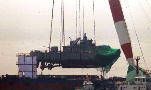 ▲ 2010년 4월 천안함 후미 인양 당시. 이후 국제조사단은 천안함 폭침이 북한 소행이라고 밝혀냈다.