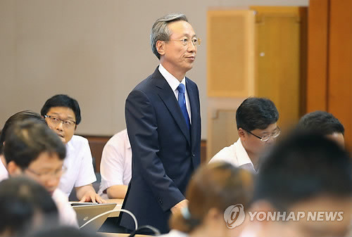 ▲ 박준우 신임 청와대 정무수석이 5일 소감을 밝히기 위해 춘추관 기자회견장으로 입장하고 있다. ⓒ 연합뉴스