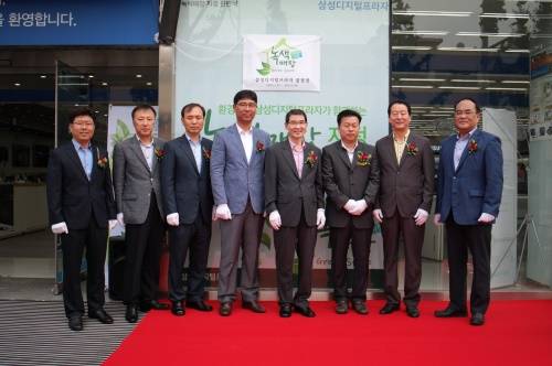 ▲ 삼성전자는 7일 디지털프라자 서울 불광점에서 윤승준 한국환경산업기술원장, 옥치국 리빙프라자 대표이사 등이 참석한 가운데 '녹색매장 인증' 지정식을 열었다. 지금까지 친환경 인증을 받은 매장은 서울 불광점을 비롯해 길동점, 인천 중동점, 경기도 광명 소하점, 성남 모란점 등 총 5곳이다.