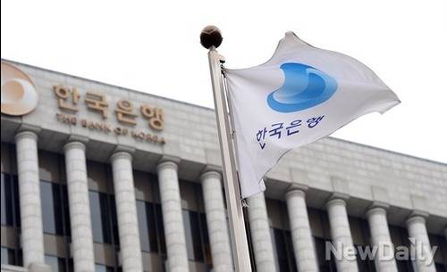 한국은행은 [7월 중 금융시장 동향] 자료를 통해 지난 7월 한 달 간 은행권 예금에서 17조원의 자금이 이탈했다고 7일 발표했다.