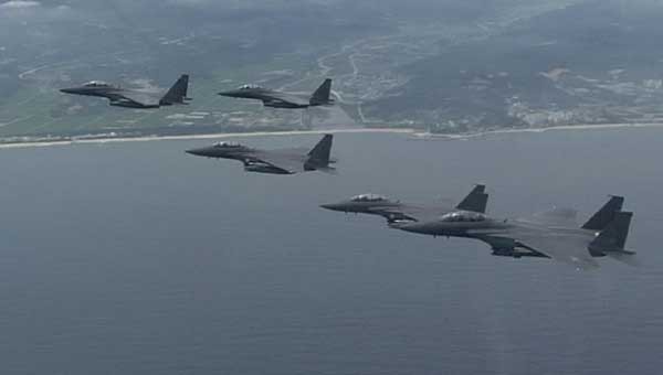 ▲ 8일 오전, 대전 상공에 수십 대의 전투기가 굉음을 내며 날아다닌다는 소식이 돌았다. 사진은 지난 7월 27일 정전 60주년을 기념해 주요 전적지 위를 날고 있는 F-15K 편대.