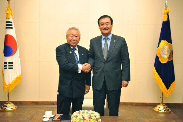 ▲ 강창희 국회의장(오른쪽)이 8일 오후 국회의장실을 방문한 일본 자민당 고노이케 요시타다 참의원 의원과 기념촬영을 하고 있다.ⓒ국회 제공